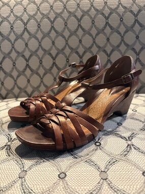 Clarks Artisan Sandals Womens 8 Tan Leather Wedge Strappy T-Strap Active Air